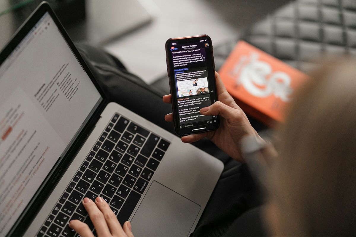 Ordinateur et télphone en pleine utilisation